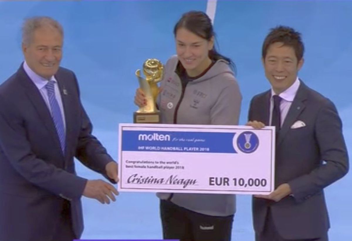 CORESPONDENȚĂ DIN JAPONIA // FOTO Cristina Neagu, premiată în Japonia! Balonul de Aur din handbal e în braţele româncei!