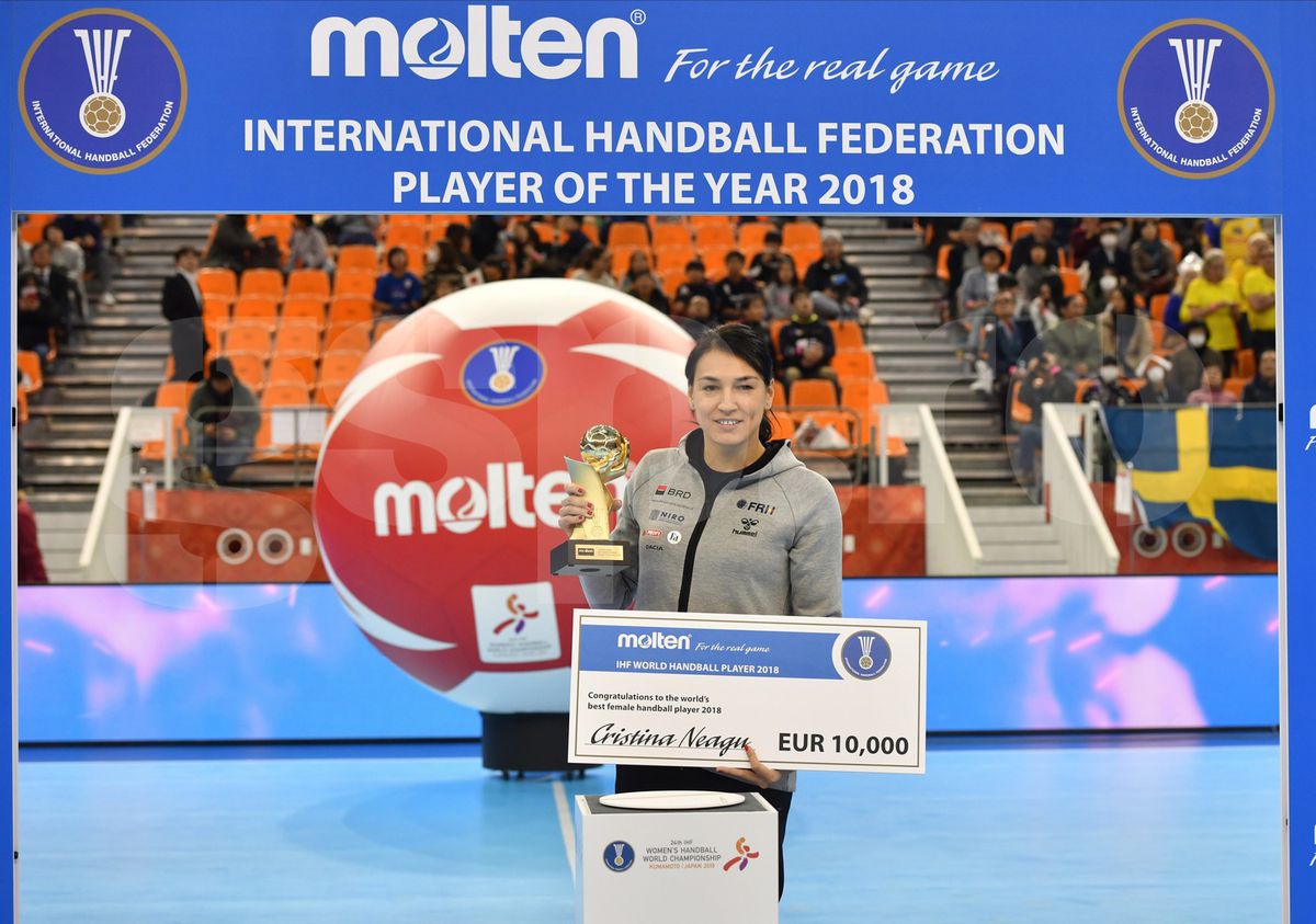 CORESPONDENȚĂ DIN JAPONIA // FOTO Cristina Neagu, premiată în Japonia! Balonul de Aur din handbal e în braţele româncei!