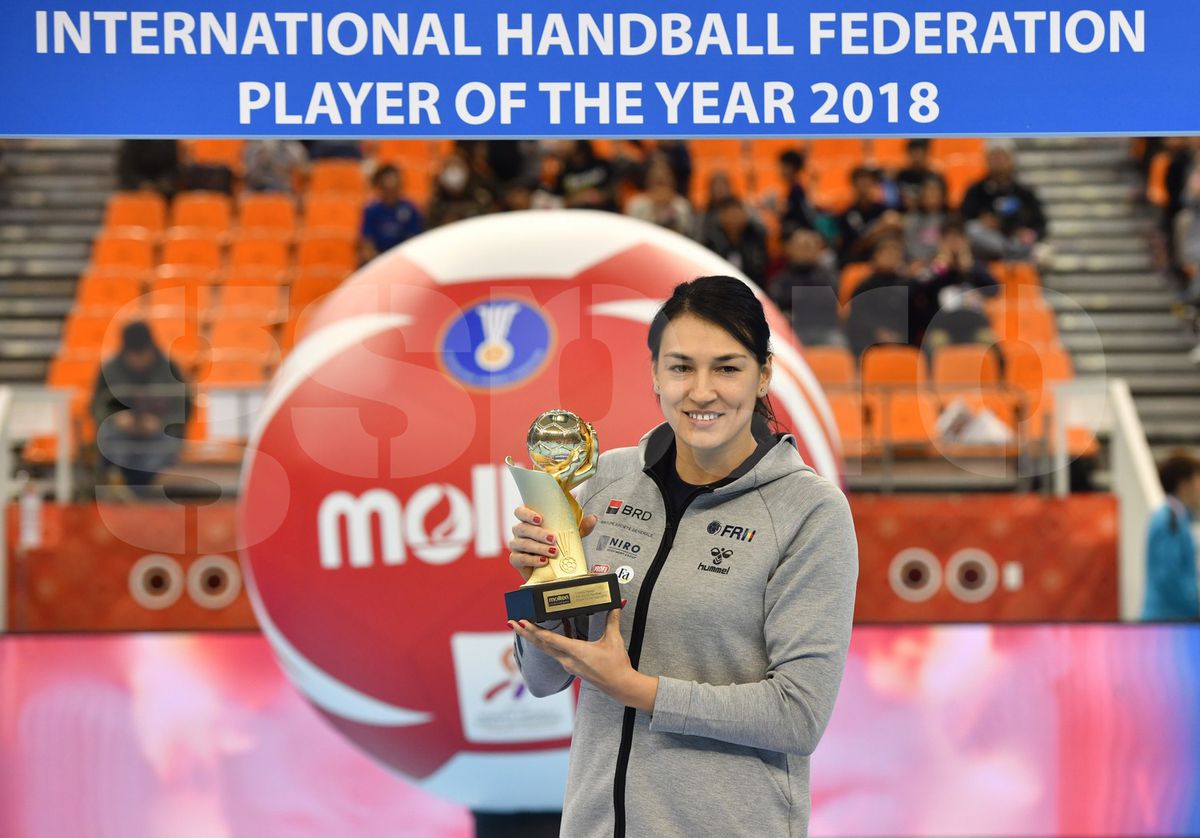 CORESPONDENȚĂ DIN JAPONIA // FOTO Cristina Neagu, premiată în Japonia! Balonul de Aur din handbal e în braţele româncei!