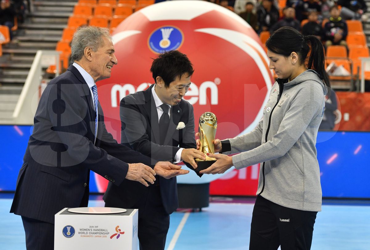 CORESPONDENȚĂ DIN JAPONIA // FOTO Cristina Neagu, premiată în Japonia! Balonul de Aur din handbal e în braţele româncei!