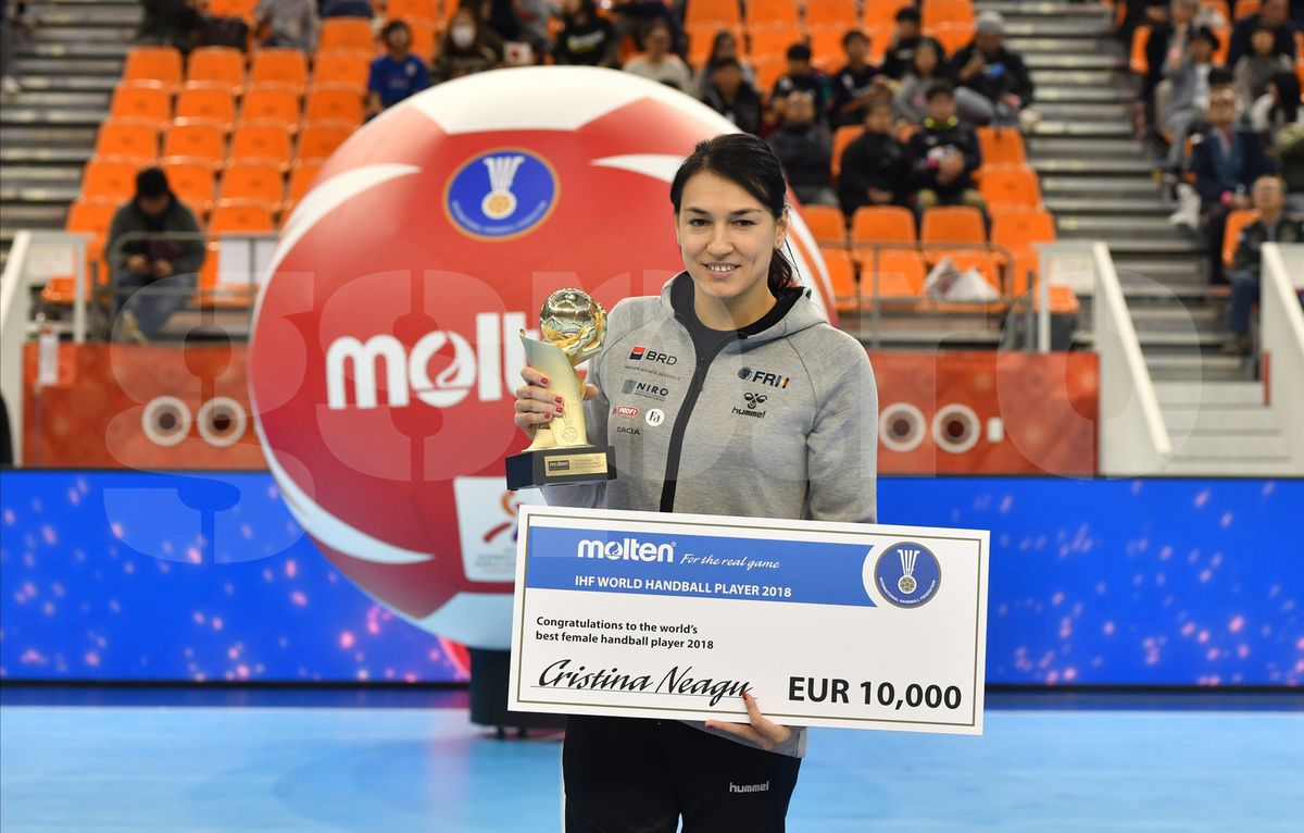 CORESPONDENȚĂ DIN JAPONIA // FOTO EXCLUSIV Cristina Neagu, premiată în Japonia! Balonul de Aur 2018 din handbal e în braţele româncei!