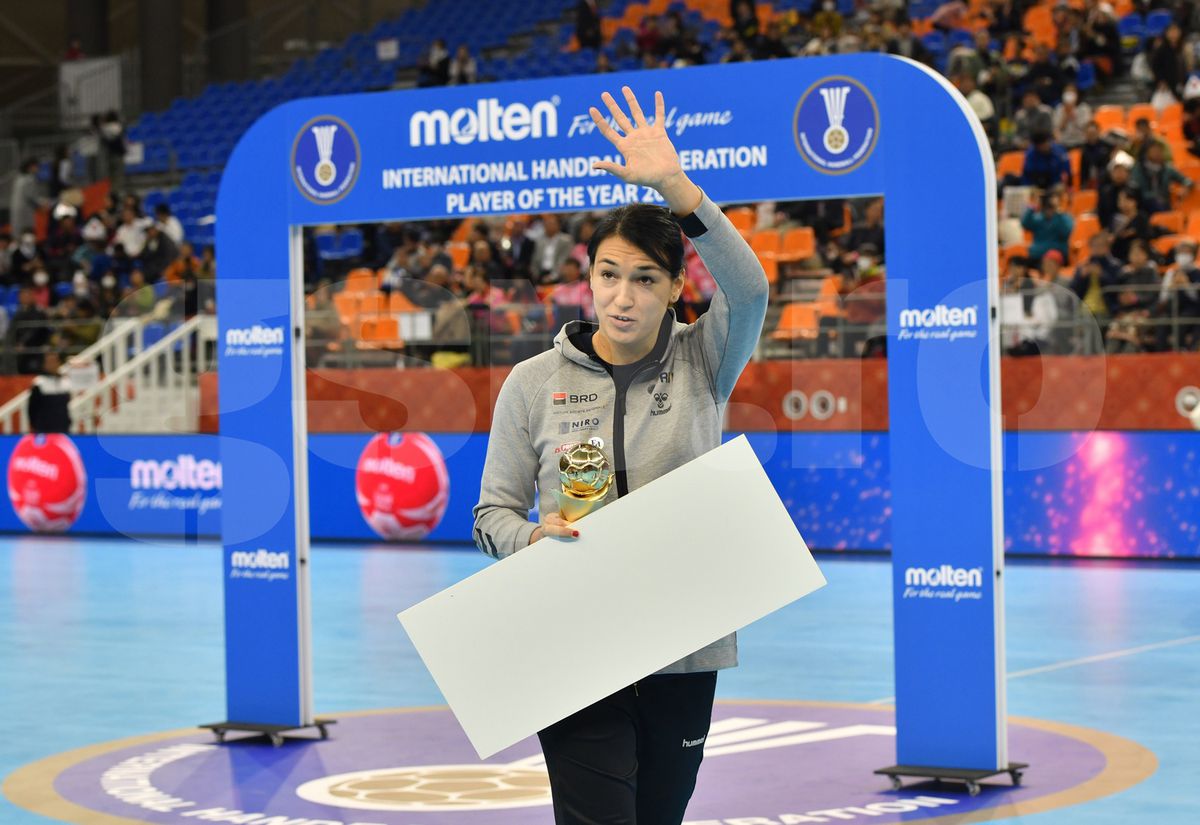 CORESPONDENȚĂ DIN JAPONIA // FOTO Cristina Neagu, premiată în Japonia! Balonul de Aur din handbal e în braţele româncei!