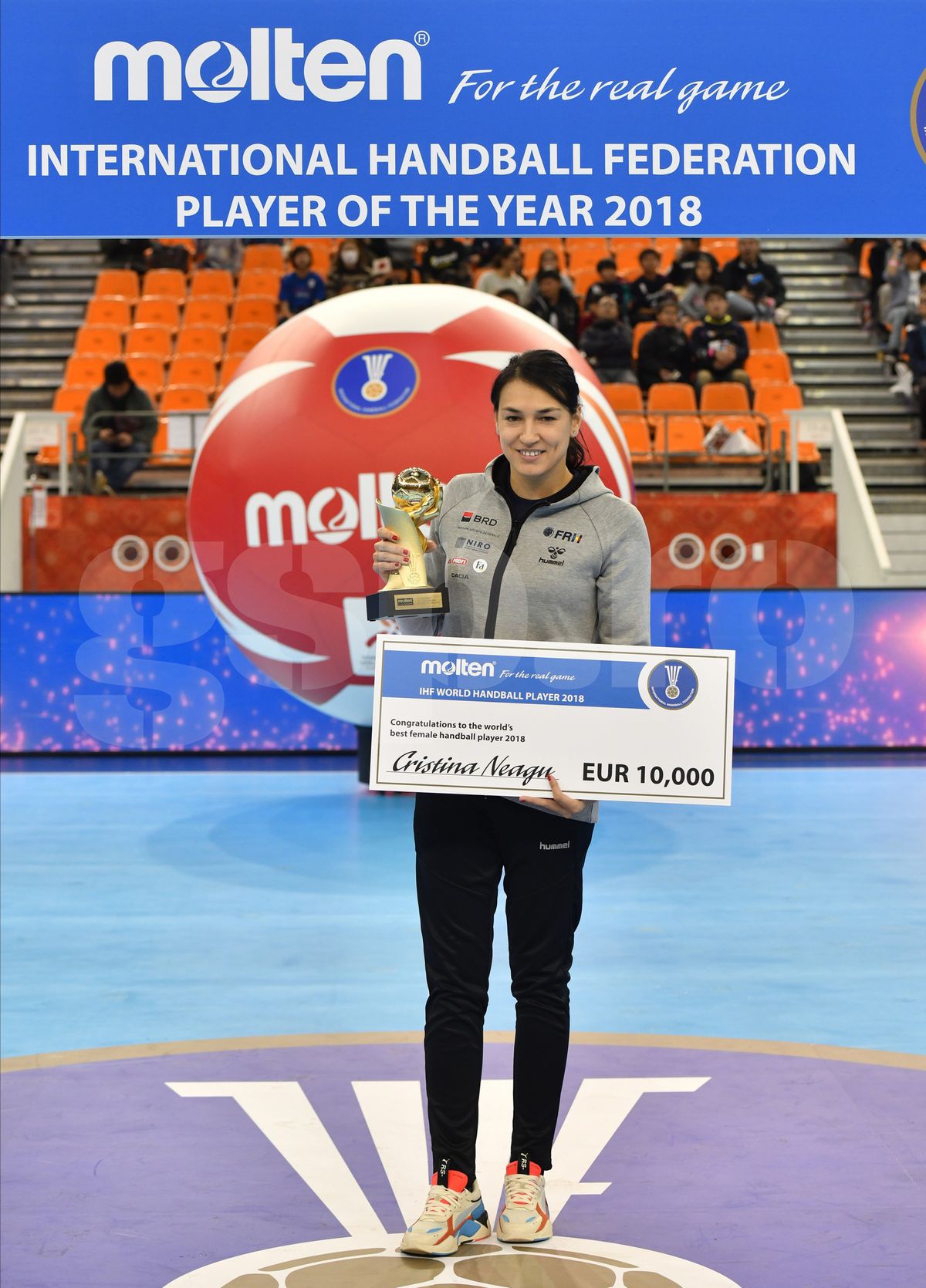 CORESPONDENȚĂ DIN JAPONIA // FOTO EXCLUSIV Cristina Neagu, premiată în Japonia! Balonul de Aur 2018 din handbal e în braţele româncei!