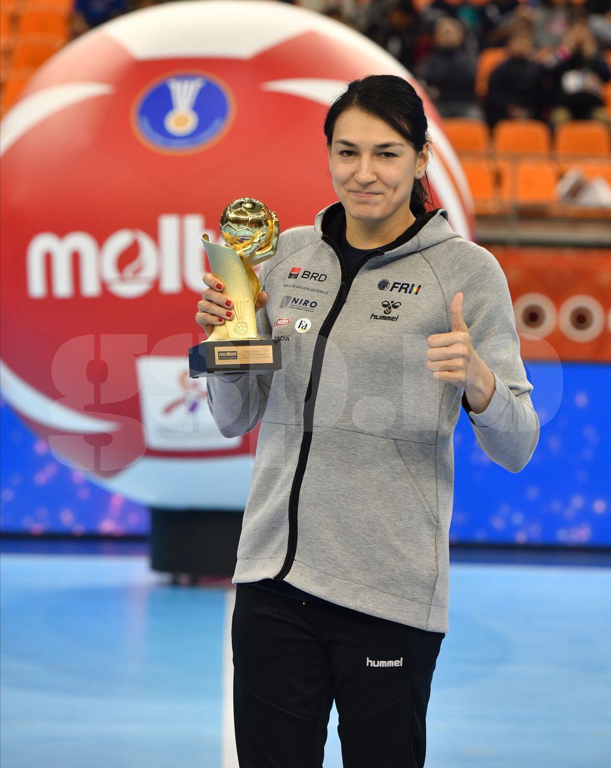 CORESPONDENȚĂ DIN JAPONIA // FOTO EXCLUSIV Cristina Neagu, premiată în Japonia! Balonul de Aur 2018 din handbal e în braţele româncei!