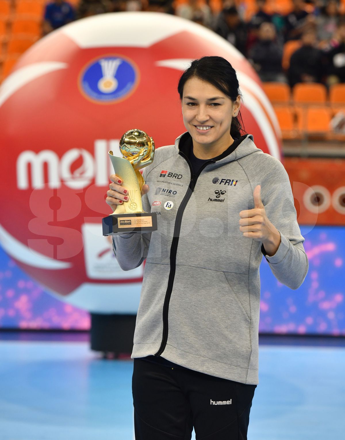 CORESPONDENȚĂ DIN JAPONIA // FOTO Cristina Neagu, premiată în Japonia! Balonul de Aur din handbal e în braţele româncei!