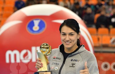CORESPONDENȚĂ DIN JAPONIA // FOTO EXCLUSIV Cristina Neagu, premiată în Japonia! Balonul de Aur 2018 din handbal e în braţele româncei!