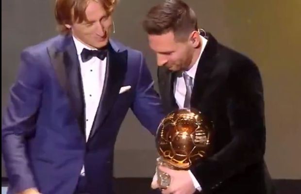 BALONUL DE AUR 2019 // VIDEO De la LM10 pentru LM10 » Moment nemaiîntâlnit la gală! Messi a primit trofeul de la rivalul său și deținătorul trofeului, Luka Modric