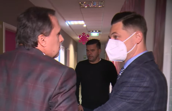VIDEO. Dialog epic între Basarab Panduru, Cosmin Contra și Mirel Rădoi, surprins de camerele TV: „Ce faci, mă, copile? De ce te-ai îmbrăcat așa?”