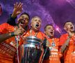 Mario Camora și Dan Petrescu sărbătorind titlul câștigat de CFR în sezonunl 2018-2019 // IMAGO