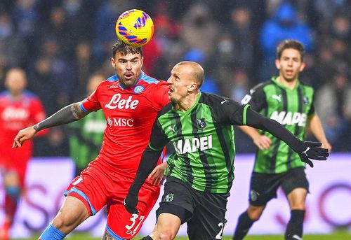 Vlad Chiricheș, fundașul lui Sassuolo, a fost ezitant în mai multe ocazii la 2-2 cu Napoli, foto> Imago