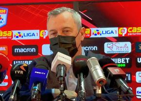 Mircea Rednic a apărut în premieră cu mască, s-a luat de jurnaliști, apoi a aflat de la ei că adversara din Liga 1 și-a schimbat antrenorul: „Nu știam”