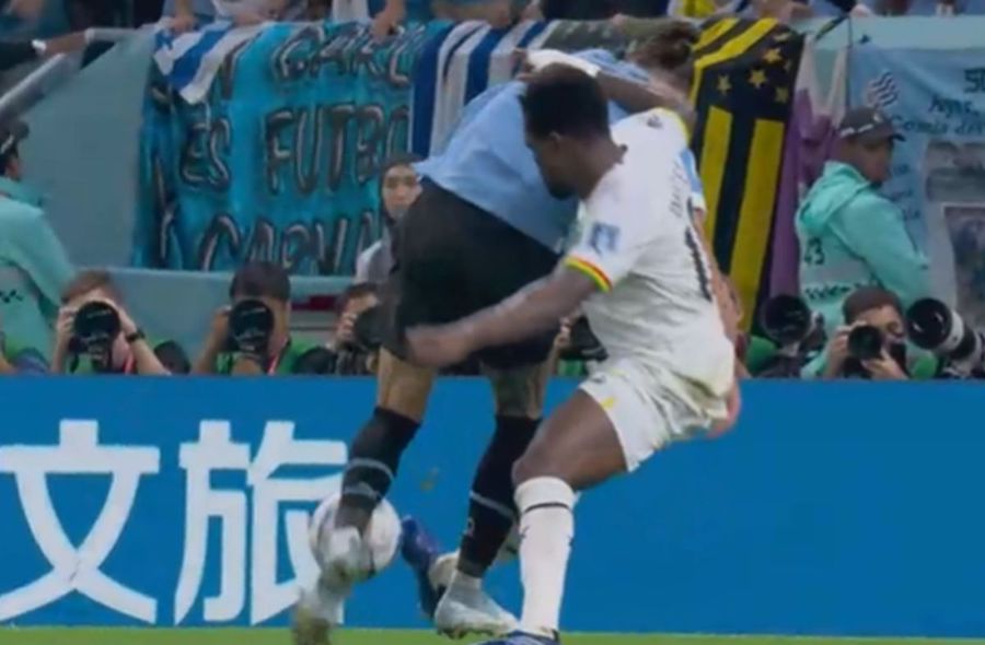 FOTO: Captură @TVR 1 Scandal imens » În timp ce Suarez plângea, colegii s-au năpustit asupra arbitrului. Cavani a dărâmat monitorul VAR! Imaginile ratate de camerele TV