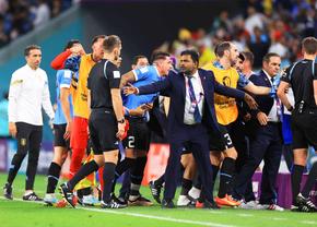 Scandal imens după Ghana - Uruguay » În timp ce Suarez plângea ca un copil, colegii s-au năpustit asupra arbitrului! Imaginile ratate de camerele TV