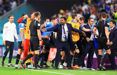 Scandal imens » În timp ce Suarez plângea, colegii s-au năpustit asupra arbitrului. Cavani a dărâmat monitorul VAR! Imaginile ratate de camerele TV