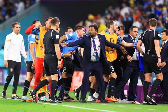 Uruguay a învins Ghana, scor 2-0, dar a ratat dramatic calificarea în optimile de finală de la Campionatul Mondial. Luis Suarez a izucnit în lacrimi pe banca de rezerve, în timp ce colegii lui se năpusteau asupra „centralului” Daniel Siebert.