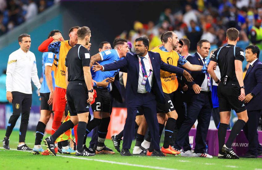 Uruguay a învins Ghana, scor 2-0, dar a ratat dramatic calificarea în optimile de finală de la Campionatul Mondial. Luis Suarez a izucnit în lacrimi pe banca de rezerve, în timp ce colegii lui se năpusteau asupra „centralului” Daniel Siebert.