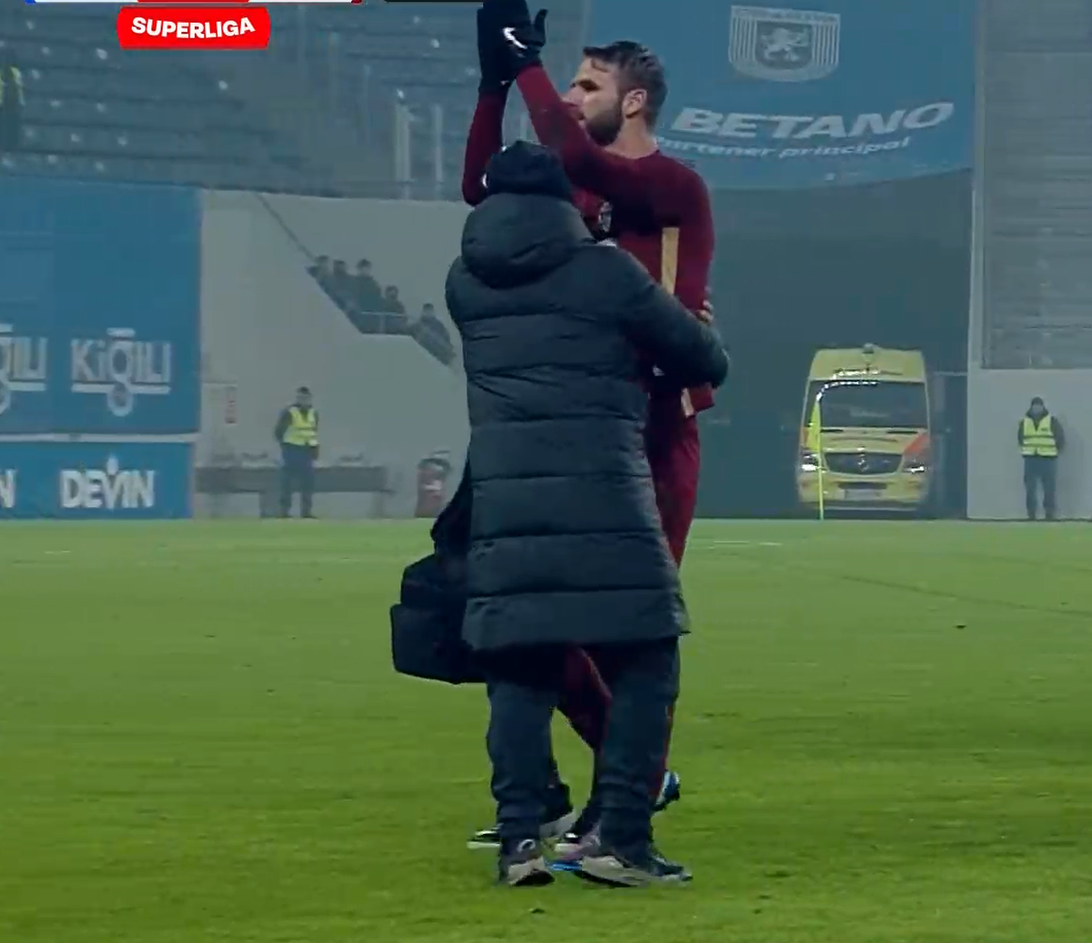 Momente de panică la Craiova - CFR Cluj: ambulanța a intrat pe teren