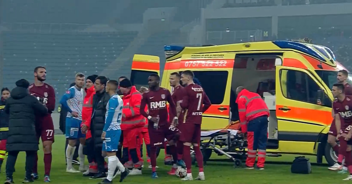 Momente de panică la Craiova - CFR Cluj: ambulanța a intrat pe teren