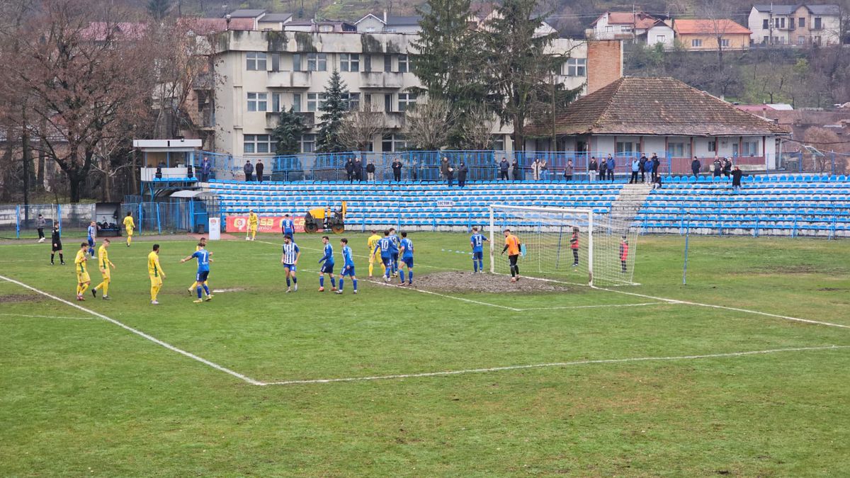 Stupoare la Unirea Dej - CS Mioveni, în Liga 2 » Meci oprit, nu s-a putut juca timp de 20 de minute!
