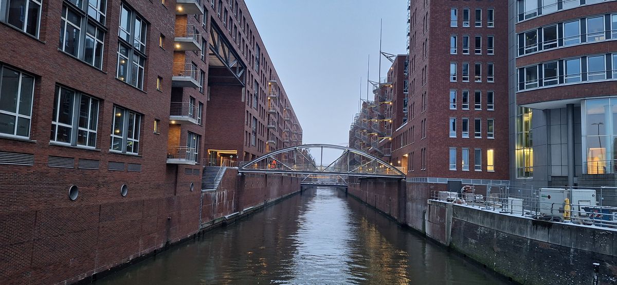 Reportaj din orașul ars, înecat și bombardat, dar niciodată învins » Capitolul la care bate Amsterdam și Veneția + Partea întunecată a metropolei germane. Ți-e teamă!