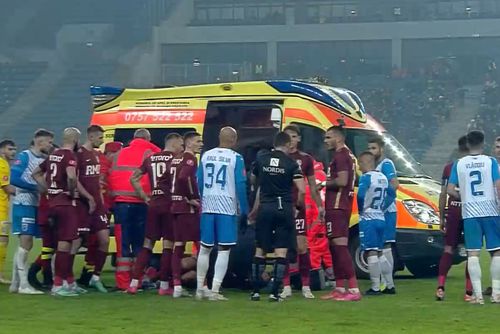 Momente de panică în Bănie, la meciul Universității Craiova cu CFR Cluj. În repriza a doua, ambulanța a intrat pe gazon pentru după un duel între Vladimir Screciu și Panagiotis Tachtsidis.
