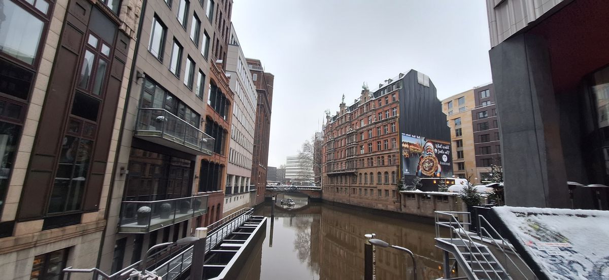 Reportaj din orașul ars, înecat și bombardat, dar niciodată învins » Capitolul la care bate Amsterdam și Veneția + Partea întunecată a metropolei germane. Ți-e teamă!