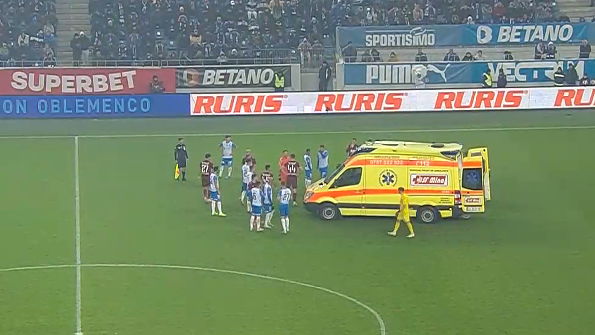 Momente de panică la Craiova - CFR Cluj: ambulanța a intrat pe teren
