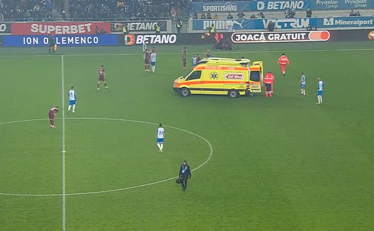 Momente de panică la Craiova - CFR Cluj: ambulanța a intrat pe teren