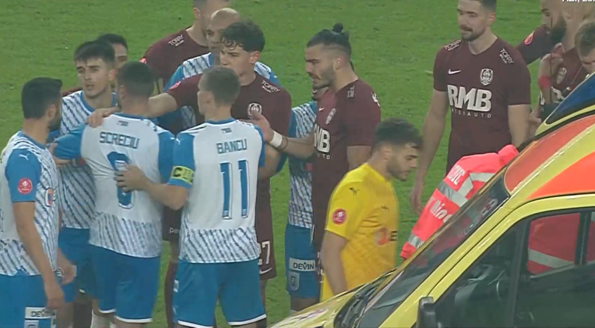 Ambulanța a intrat pe teren la CSU Craiova - CFR Cluj
