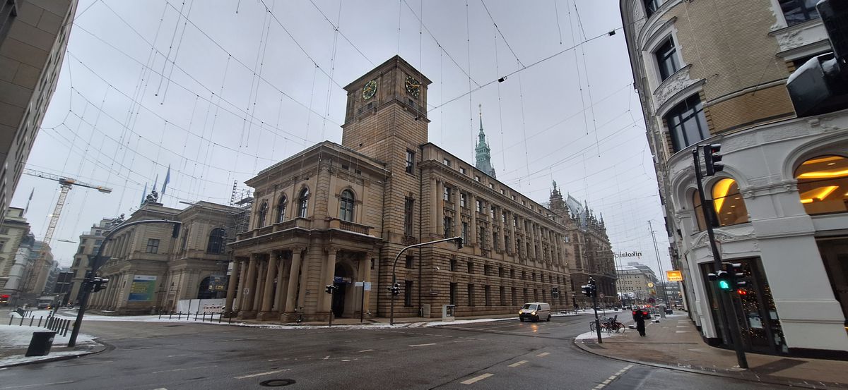 Reportaj din orașul ars, înecat și bombardat, dar niciodată învins » Capitolul la care bate Amsterdam și Veneția + Partea întunecată a metropolei germane. Ți-e teamă!