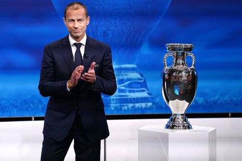 Aleksander Ceferin, președintele UEFA, alături de trofeul EURO/ foto: Imago Images