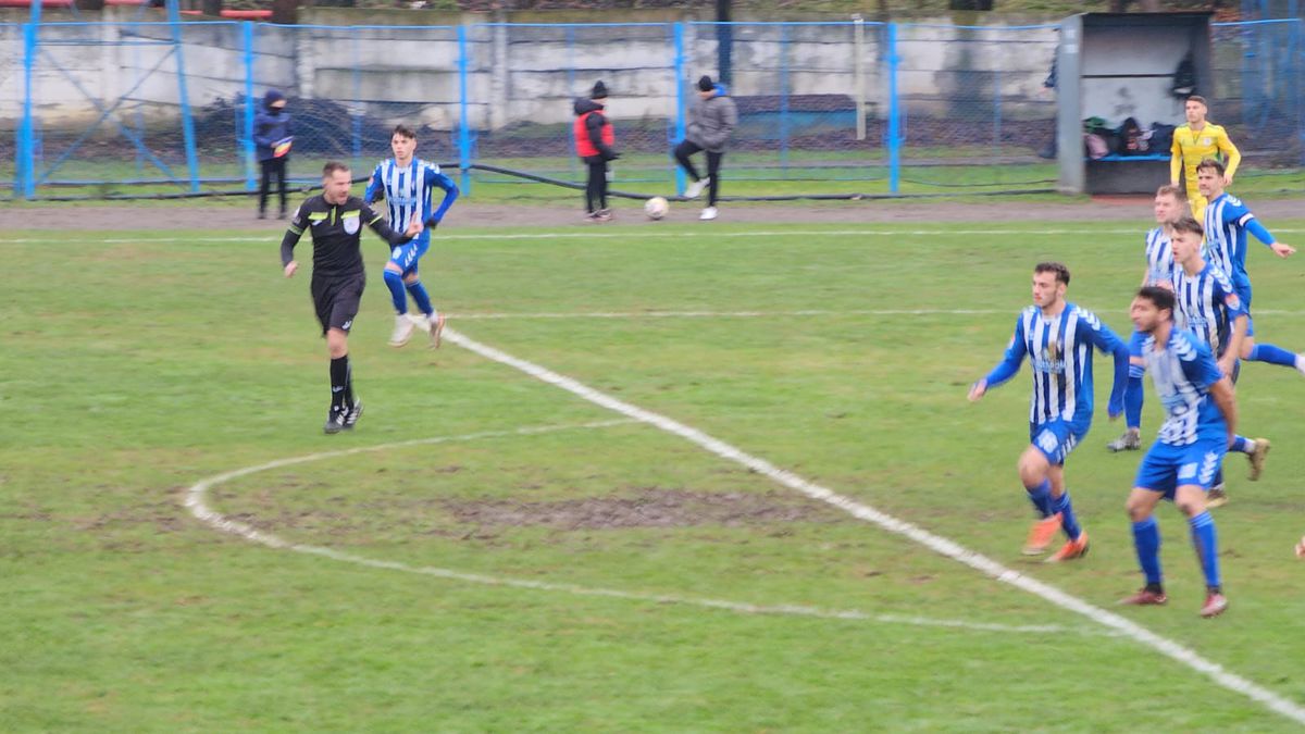 Stupoare la Unirea Dej - CS Mioveni, în Liga 2 » Meci oprit, nu s-a putut juca timp de 20 de minute!