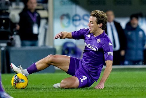 Edoardo Bove a jucat 17 minute în meciul Fiorentina - Inter, abandonat duminică seară, după stopul cardiac suferit pe teren / Foto: Imago