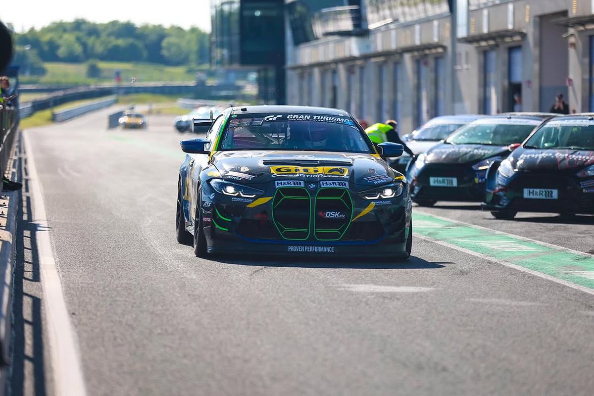 La doar 16 ani, Tudor Tudurachi pilotează cu peste 250 km/h, a scris istorie în campionatele de anduranță din Germania și are o maturitate incredibilă în discurs: „Uneori simt că fac parte din mașină”