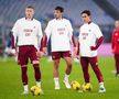 Artem Dovbyk, Mats Hummles și Paulo Dybala, în tricouri albe cu numele lui Edoardo Bove / Foto: Imago