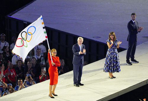 Karen Bass, primarul din Los Angeles, cu steagul olimpic, foto: Imago