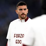 Căpitanul Lorenzo Pellegrini, în tricou alb cu numele fostului său coleg, Eduardo Bove / Foto: Imago