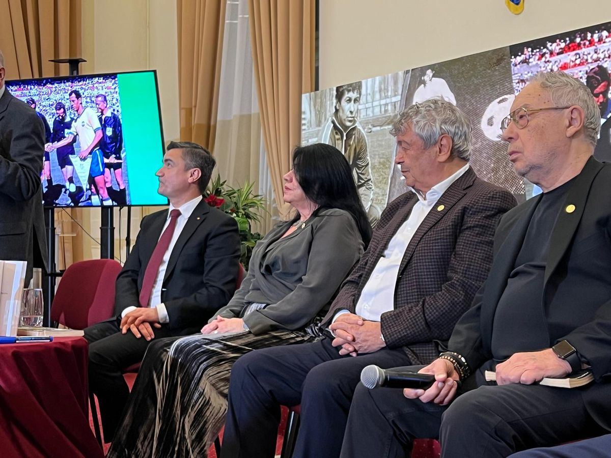 Mircea Lucescu, aclamat la Primăria Iași! Urmează București în această după-amiază » Selecționerul și-a lansat cartea: „Sunt lucruri importante acolo, sper să-i ajute pe antrenori”