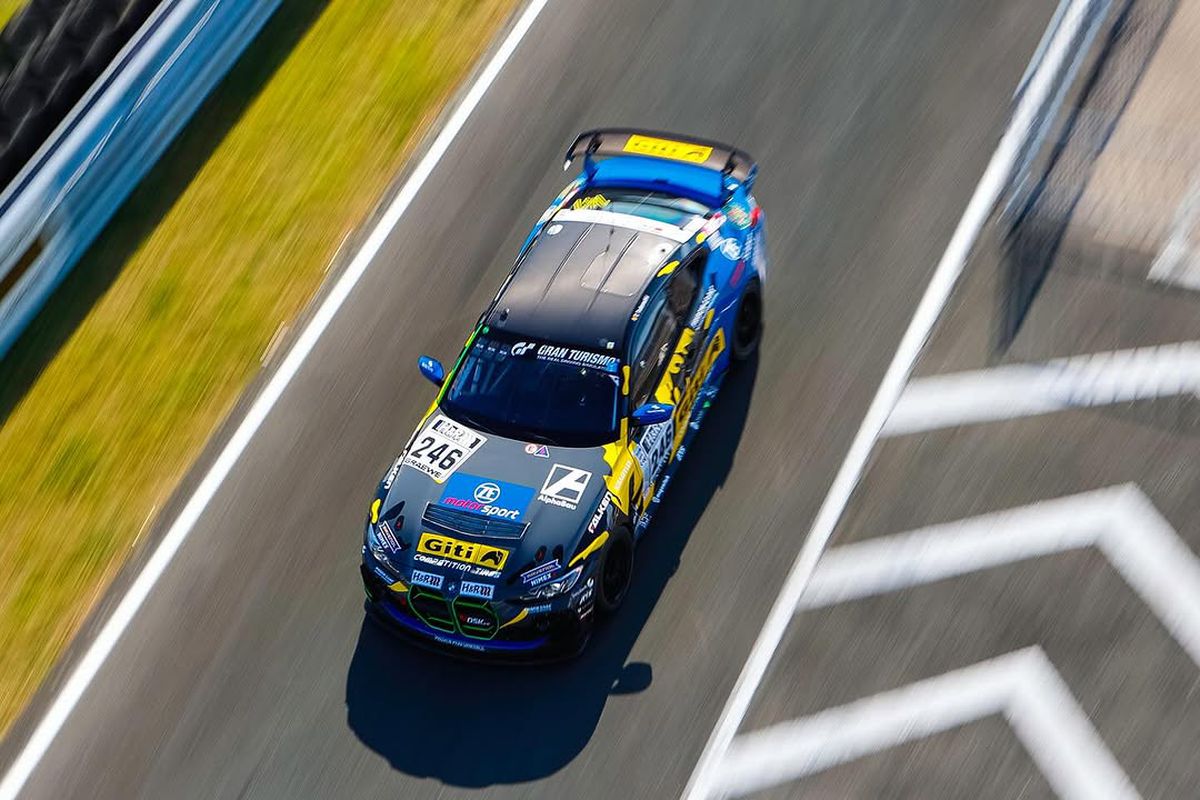 La doar 16 ani, Tudor Tudurachi pilotează cu peste 250 km/h, a scris istorie în campionatele de anduranță din Germania și are o maturitate incredibilă în discurs: „Uneori simt că fac parte din mașină”