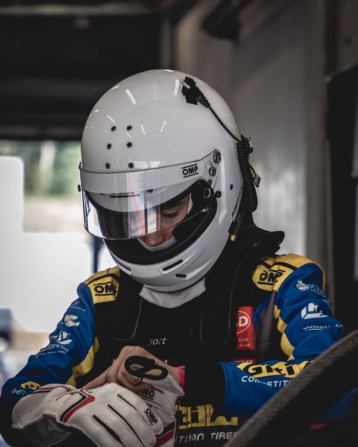 La doar 16 ani, Tudor Tudurachi pilotează cu peste 250 km/h, a scris istorie în campionatele de anduranță din Germania și are o maturitate incredibilă în discurs: „Uneori simt că fac parte din mașină”