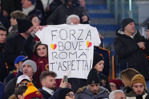 „Forța Bove! Roma te așteaptă” este mesajul afișat de o fană a Romei pe Olimpico / Foto: Imago