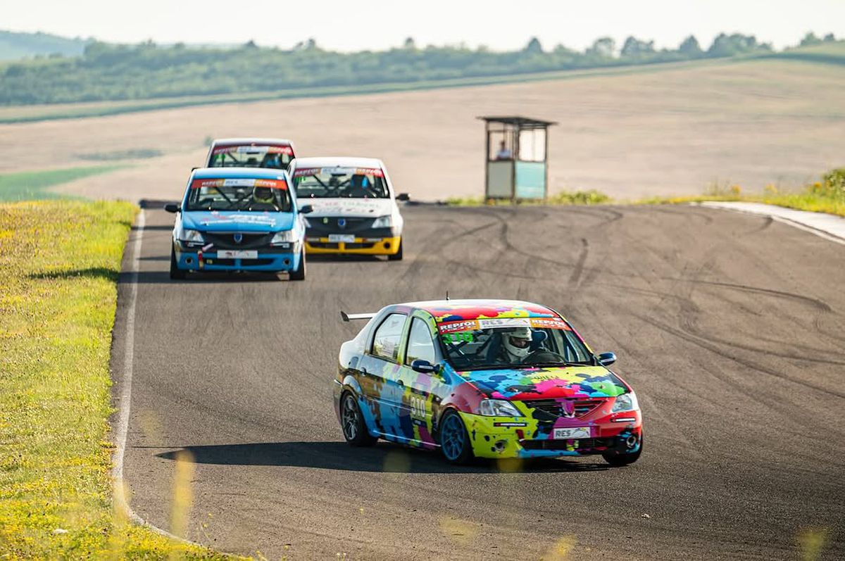 La doar 16 ani, Tudor Tudurachi pilotează cu peste 250 km/h, a scris istorie în campionatele de anduranță din Germania și are o maturitate incredibilă în discurs: „Uneori simt că fac parte din mașină”