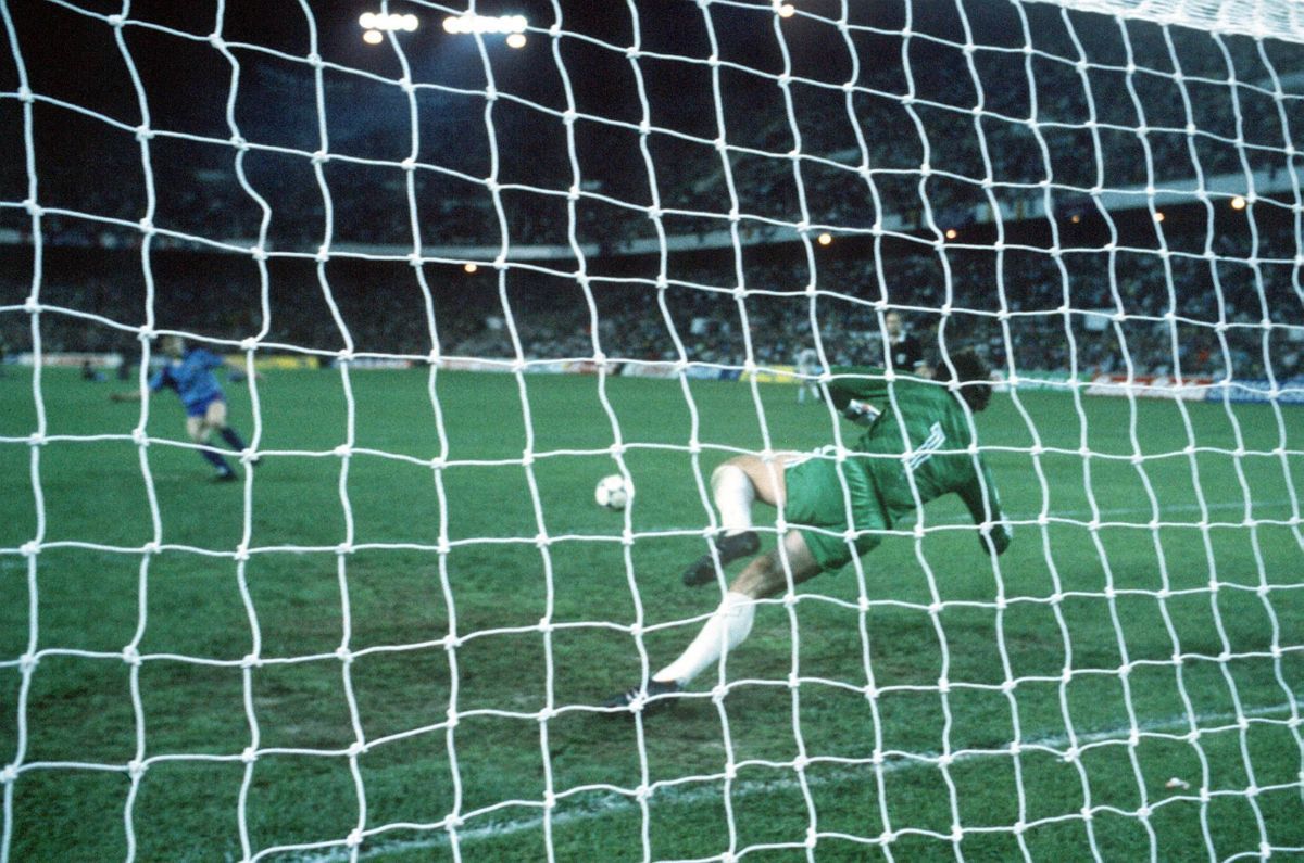 Ziarul de casă al Barcelonei, echipă căreia Helmut Duckadam i-a refuzat primul trofeu de Cupa Campionilor, omagiu pentru fostul portar: „MITUL s-a născut în acea zi”