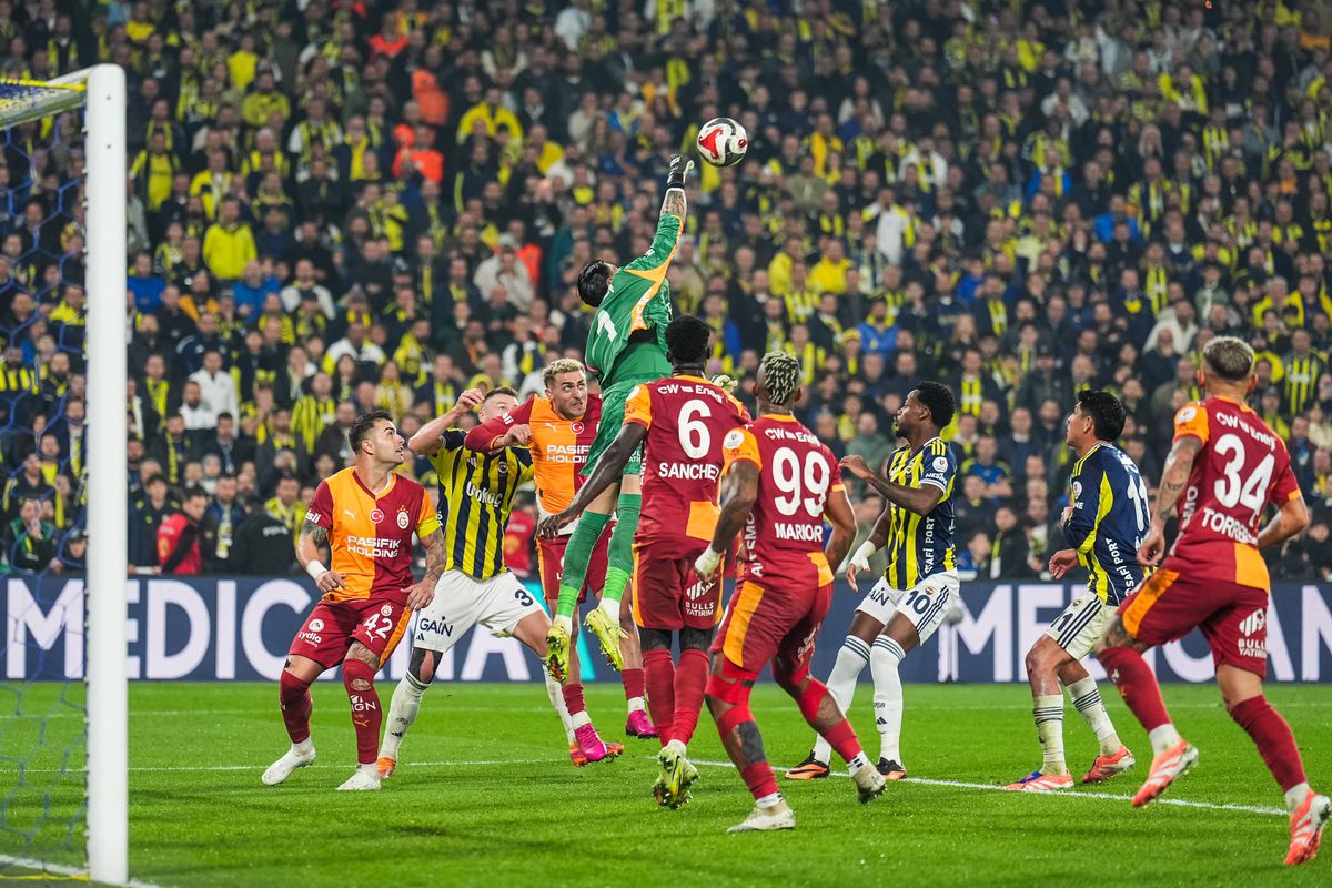 Scandal „bricheta” în Fenerbahce - Galatasaray! Lovit imediat după gol, sub privirile lui Lucescu