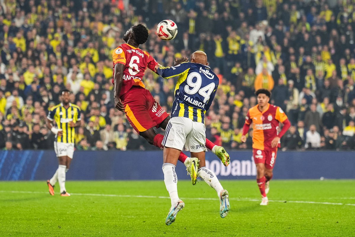 Scandal „bricheta” în Fenerbahce - Galatasaray! Lovit imediat după gol, sub privirile lui Lucescu