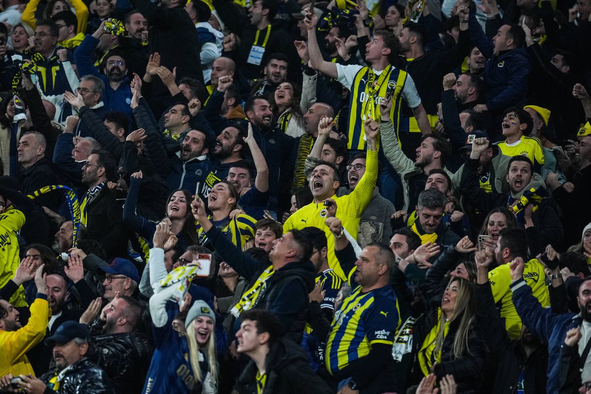 Scandal „bricheta” în Fenerbahce - Galatasaray! Lovit imediat după gol, sub privirile lui Lucescu