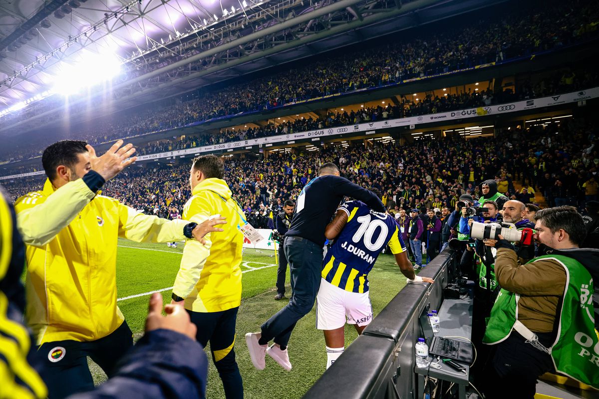 Scandal „bricheta” în Fenerbahce - Galatasaray! Lovit imediat după gol, sub privirile lui Lucescu