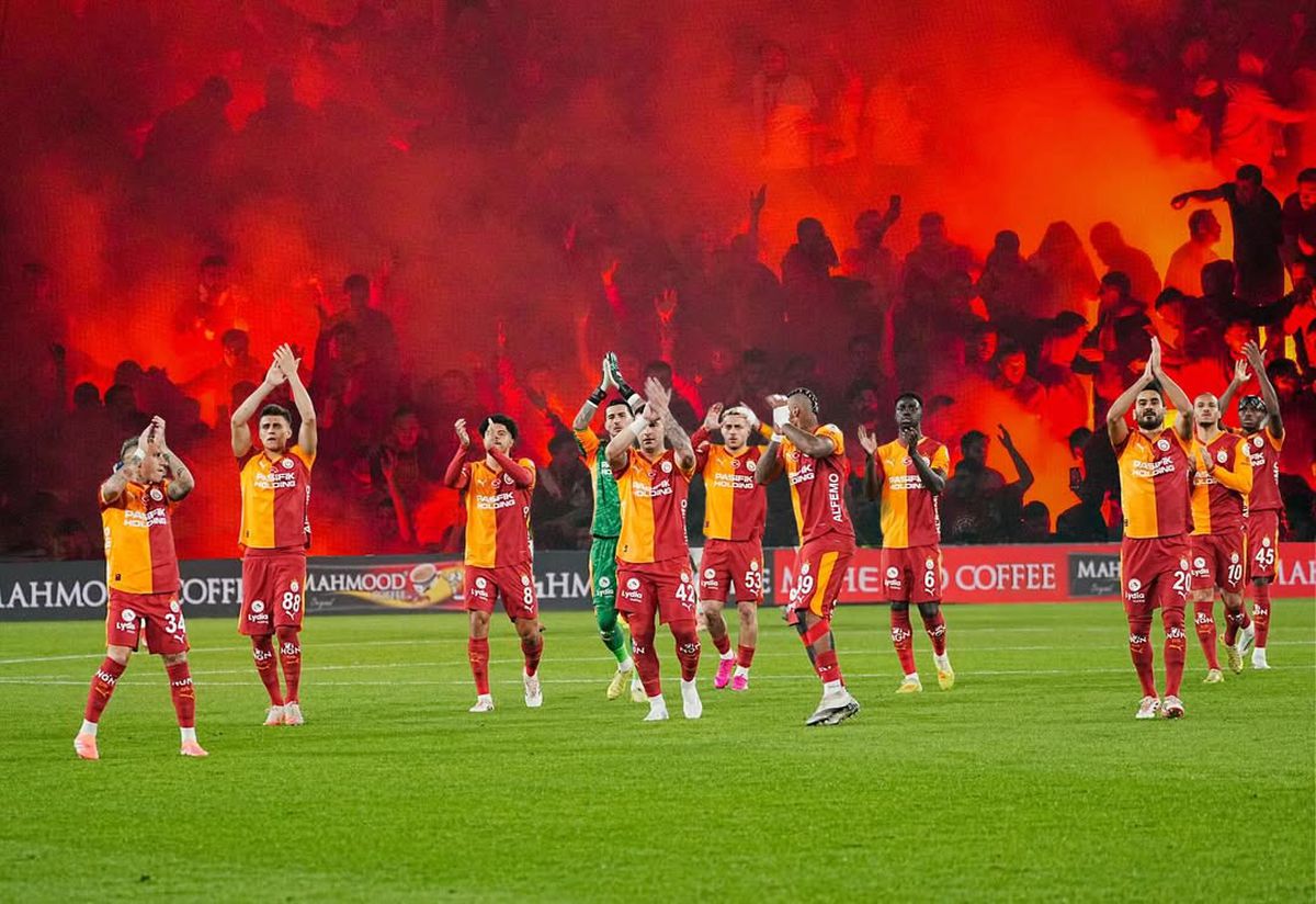 Scandal „bricheta” în Fenerbahce - Galatasaray! Lovit imediat după gol, sub privirile lui Lucescu