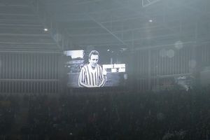 Ce gafă! Un fost internațional, aflat în tribună, a fost omagiat printr-un minut de reculegere