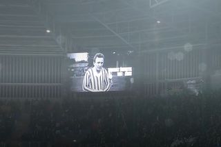 Ce gafă macabră! Fostul internațional, aflat în tribună, a fost omagiat printr-un minut de reculegere